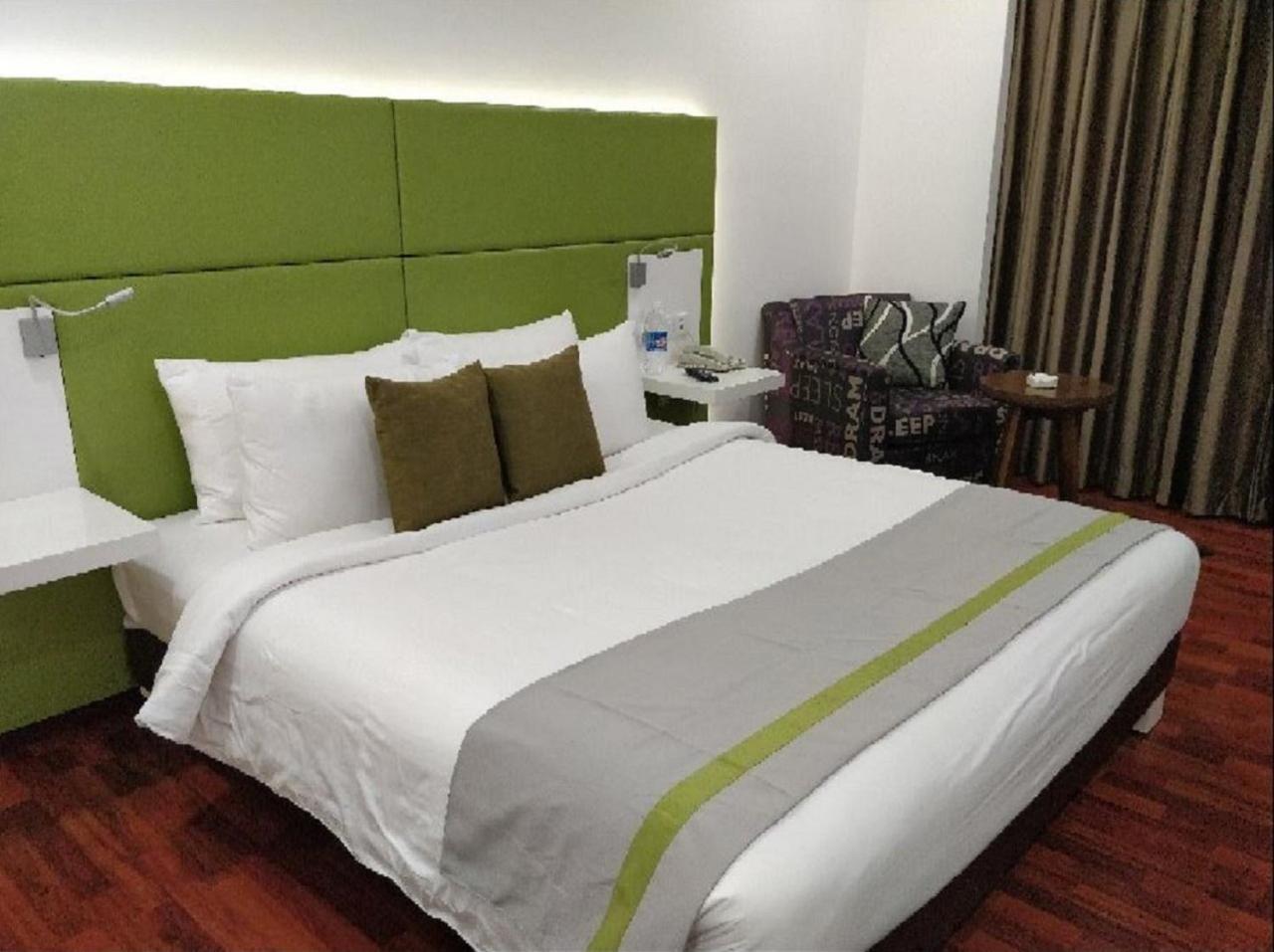Lemon Tree Hotel, Banjara Hills, Hyderabad Exteriör bild